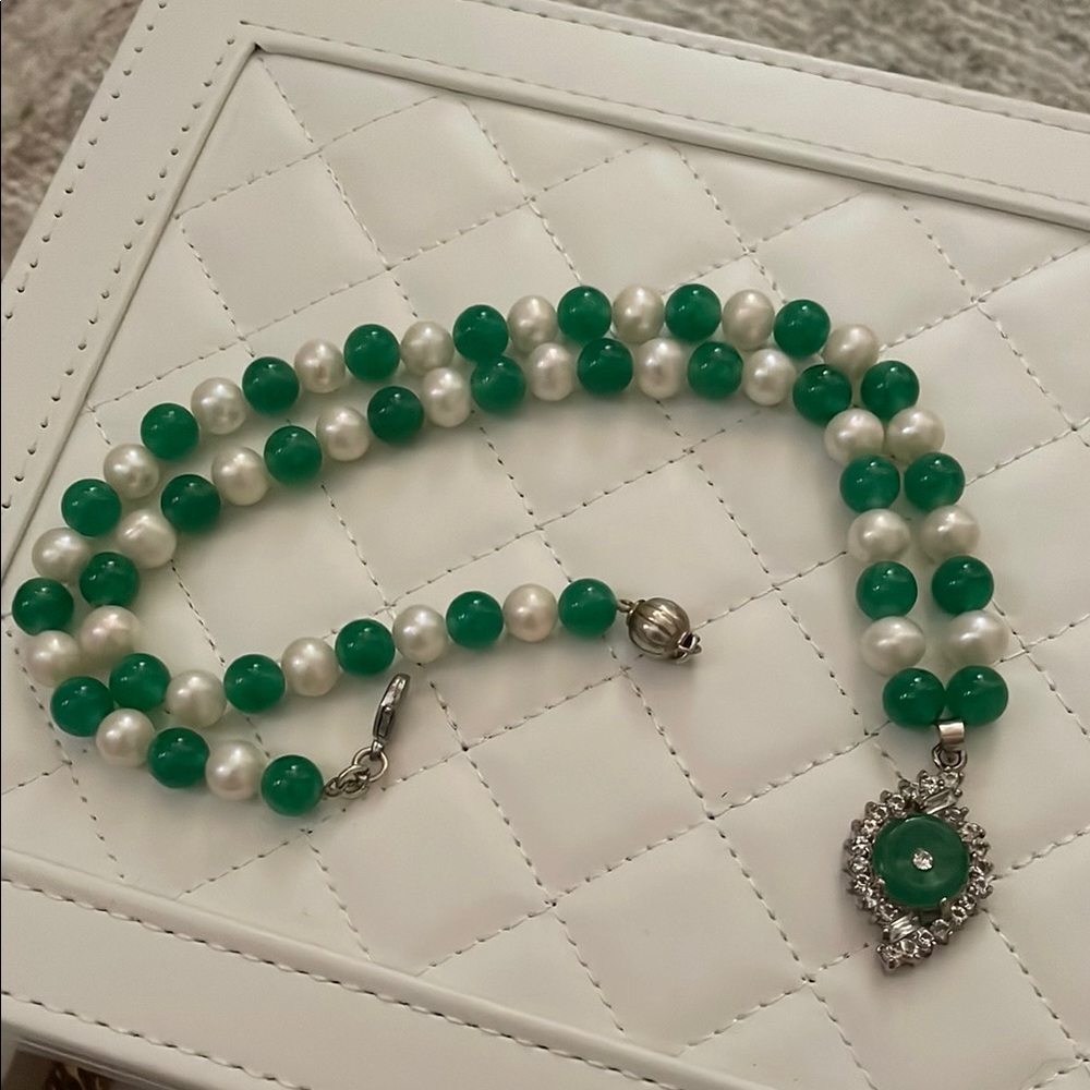 Vintage Elegant Green and White Beaded Necklace